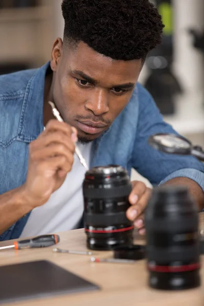 Man Studying How Repair Camera — Stock Photo, Image