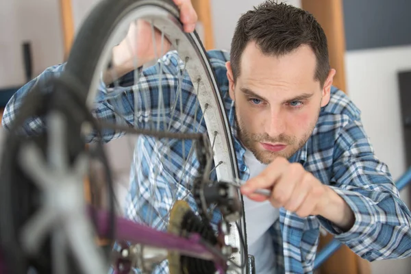 Mann Arbeitet Fahrradkette — Stockfoto