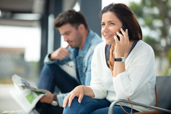 Donna Felice Utilizzando Gli Smartphone Una Stazione Ferroviaria — Foto Stock