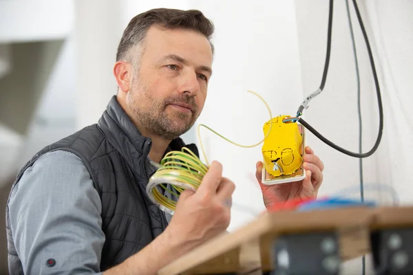 Electrician Checking Socket Voltage Using Multimeter — Stock Photo, Image