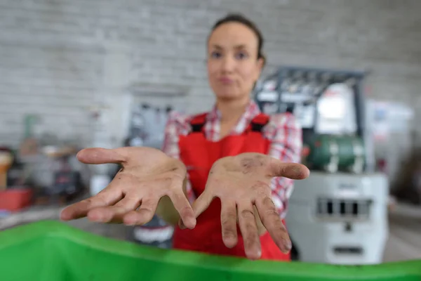 Rolig Kvinna Visar Smutsiga Händer — Stockfoto