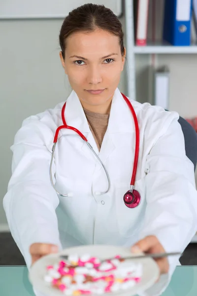 Portrét Ženského Lékaře Dávající Pilulky — Stock fotografie