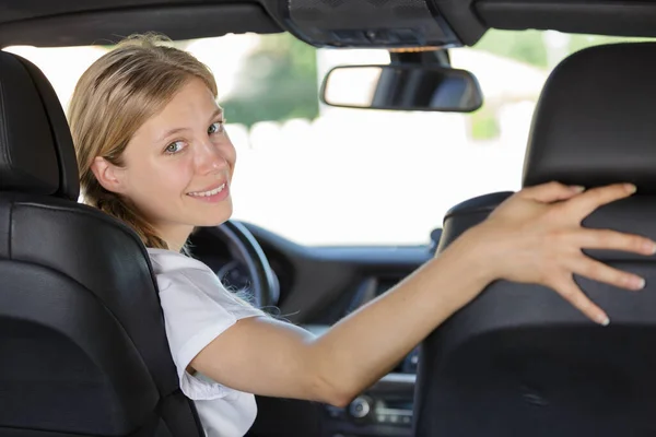 Glimlachend Meisje Zittend Een Auto Achterom Kijkend — Stockfoto