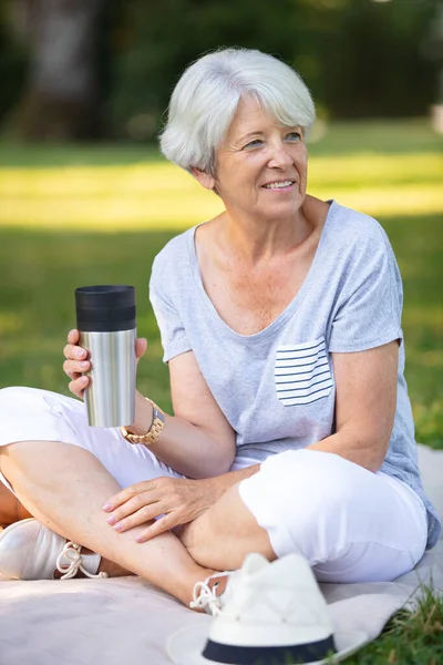 Ηλικιωμένη Γυναίκα Απολαμβάνει Ένα Ζεστό Ποτό Εξωτερικούς Χώρους — Φωτογραφία Αρχείου