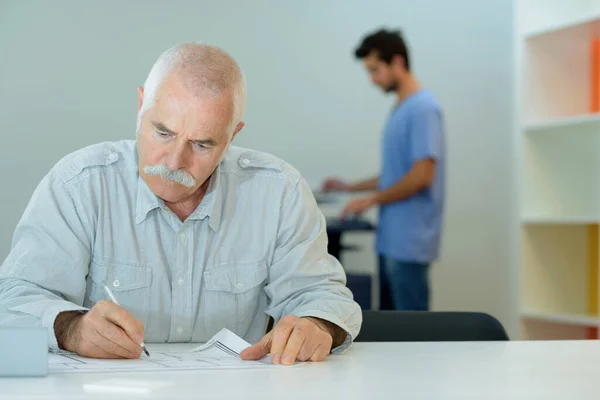 Lugn Senior Man Skriver Papper Biblioteket — Stockfoto