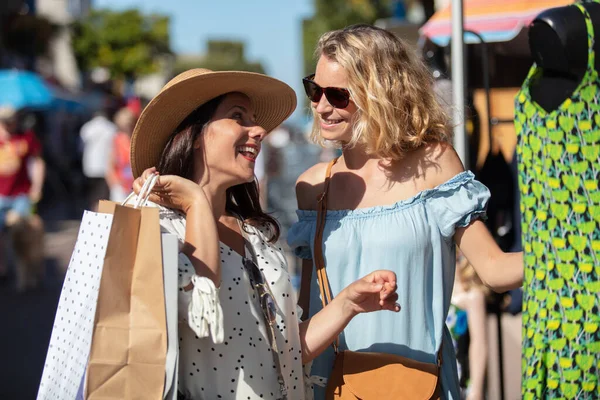 Två Kvinnliga Vänner Tittar Kläder Sommaren Gatumarknaden — Stockfoto