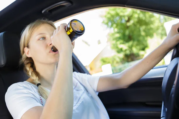 Profil Kobiety Pijącej Piwo Podczas Prowadzenia Samochodu — Zdjęcie stockowe