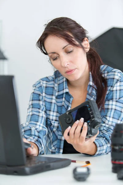 Técnico Câmera Fêmea Entrando Referência Laptop — Fotografia de Stock