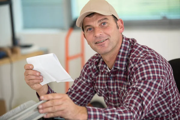 Worker Reading Manual — Stock Photo, Image