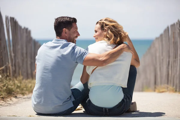 Couple Sat Looking Out Beach — Stock Photo, Image
