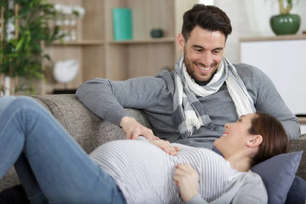 客厅里快乐的男人和怀孕的女人 — 图库照片