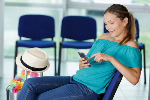 Jonge Vrouw Met Behulp Van Smartphone Tijdens Het Wachten Luchthaven — Stockfoto