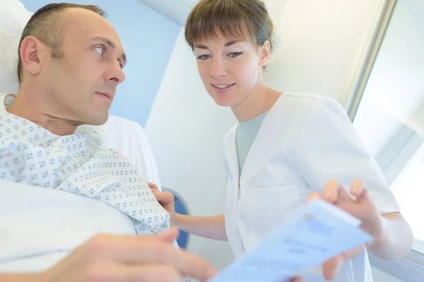 Retrato Enfermera Hablando Con Paciente —  Fotos de Stock