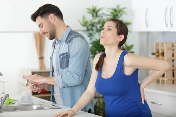 Schwangere Frau Mit Rückenschmerzen Und Ehemann Der Küche — Stockfoto
