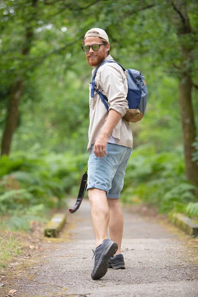 Hipster Hombre Caminando Campo —  Fotos de Stock