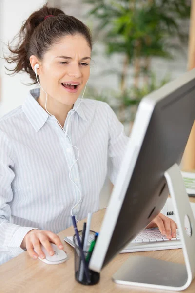 Smiling Woman Sitting Her Desk Office — Stock Photo, Image