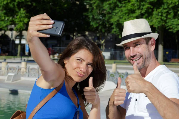 Mann Und Frau Machen Ein Selfie — Stockfoto