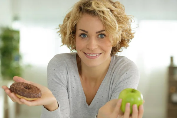 Kvinna Med Grönt Äpple Och Donut — Stockfoto