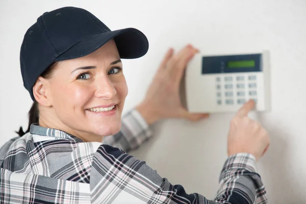Schöne Glückliche Frau Drücken Taste Digitales Thermostat Haus — Stockfoto