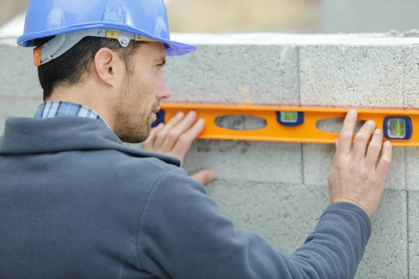 壁を検査する建設労働者 — ストック写真