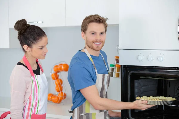 Young Couple Cooking Home Stood Oven — Stock Photo, Image
