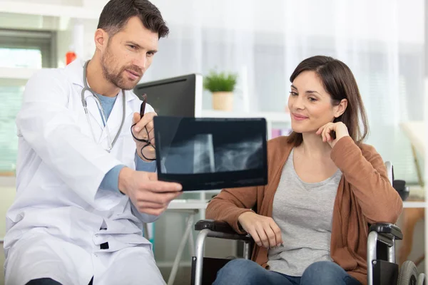 Röntgenläkare Som Visar Röntgen För Kvinnlig Patient Rullstol — Stockfoto