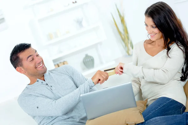 Glückliches Junges Paar Kauft Online Mit Laptop — Stockfoto