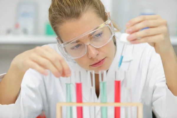 Wetenschapper Werkt Modern Biologisch Laboratorium — Stockfoto