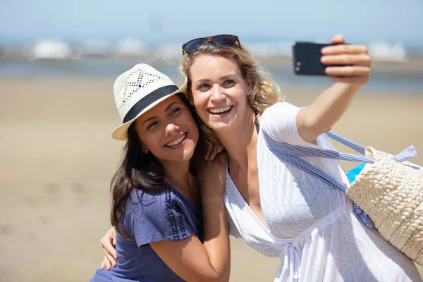 Смешные Подруги Отпуске Делают Селфи Пляже — стоковое фото