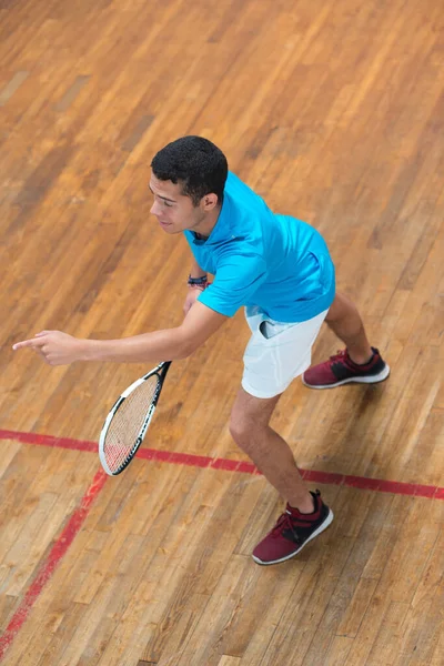 Высокий Угол Обзора Молодых Мужчин Играющих Теннис Помещении — стоковое фото