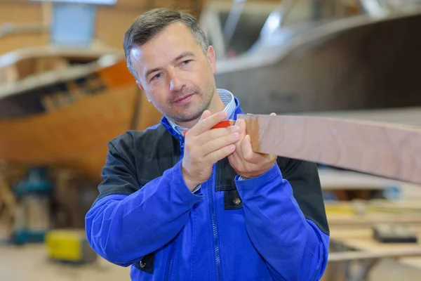 Uomo Sta Costruendo Una Barca — Foto Stock
