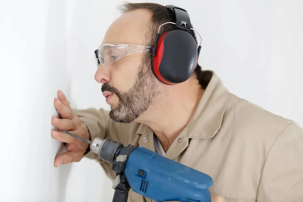 Ein Mann Bohrt Mit Einem Bohrer Eine Wand — Stockfoto