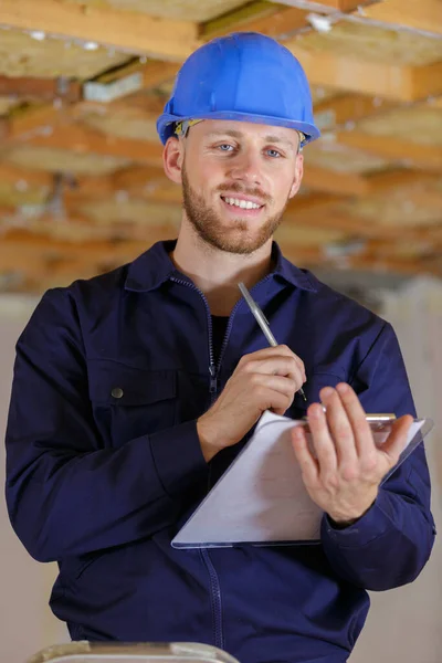 Constructor Feliz Sujetando Portapapeles Mientras Trabaja Interiores —  Fotos de Stock