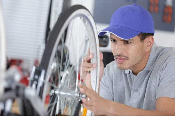 Manlig Arbetare Kontrollera Cykel — Stockfoto