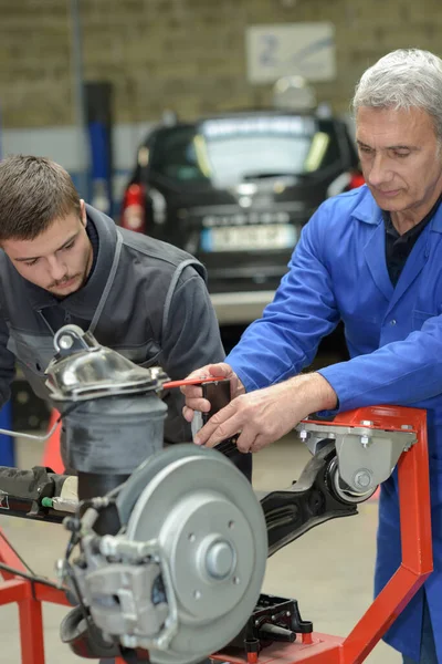 Profesor Ayudando Los Estudiantes Capacitarse Para Ser Mecánicos Automóviles — Foto de Stock