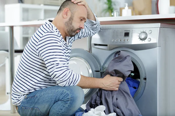 Kafası Karışmış Bir Adam Çamaşır Makinesini Dolduruyor — Stok fotoğraf