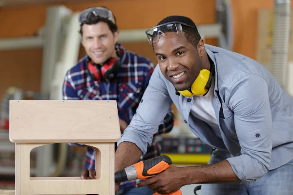 Dois Carpinteiros Verificando Seu Projeto — Fotografia de Stock