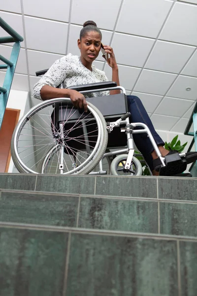 Молодой Человек Инвалидной Коляске Перед Лестницей — стоковое фото