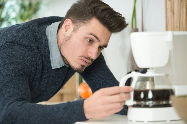 Stilig Man Gör Kaffe Med Kaffebryggare — Stockfoto