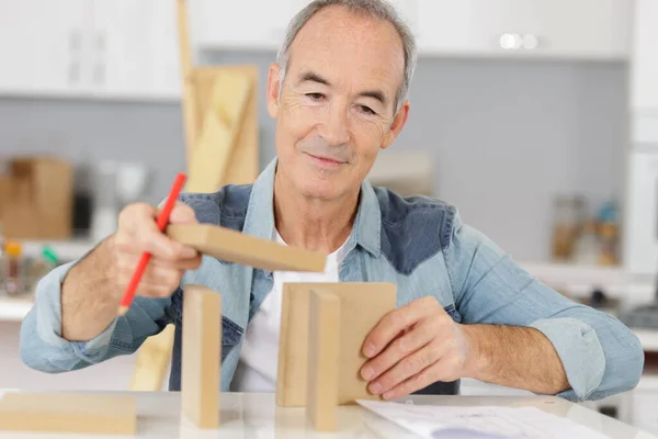 Senior Man Assembling Wooden Furniture — Stock Photo, Image