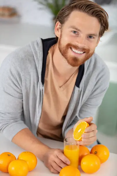 Jeune Homme Faisant Orange Frais Sur Cuisine — Photo