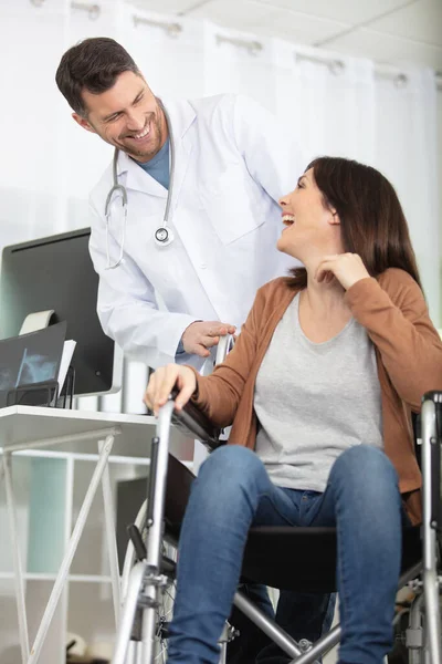 Médico Falando Com Mulher Feliz Cadeira Rodas — Fotografia de Stock