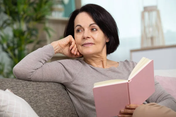 Starší Žena Čte Knihu Relaxační Den — Stock fotografie