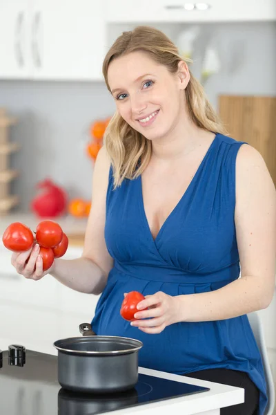 Hamile Kadın Mutfakta Yemek Pişiriyor — Stok fotoğraf