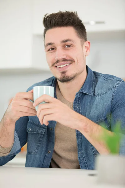 Retrato Homem Feliz Tomando Uma Xícara Café — Fotografia de Stock