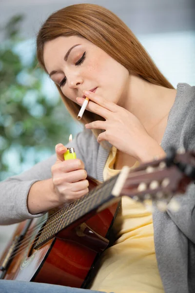 Frau Raucht Beim Gitarrespielen — Stockfoto