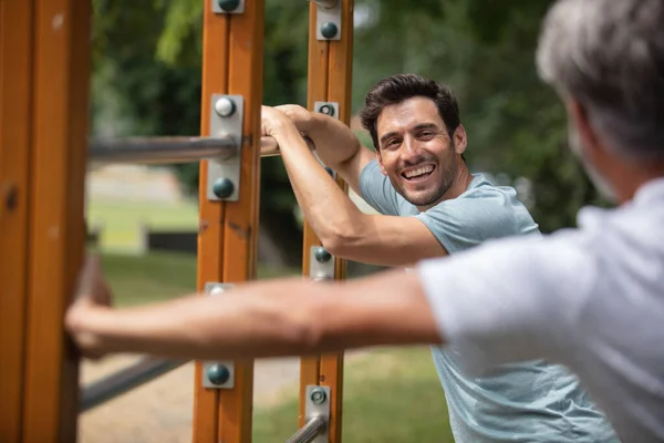 Dva Muži Cvičí Vybavení Parku — Stock fotografie