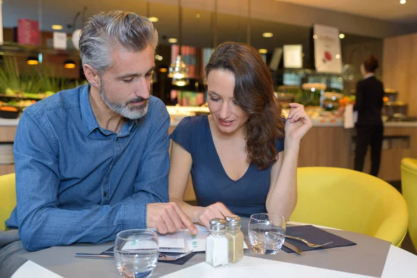 Casal Meia Idade Escolher Partir Menu Restaurante — Fotografia de Stock