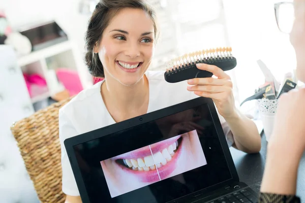 Mulher Bonita Sorriso Com Dentes Saudáveis Branqueamento — Fotografia de Stock