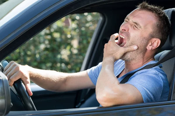 Esnemekten Yorgun Adam Arabasını Sürüyor Dinlenmeye Ihtiyacı Var — Stok fotoğraf